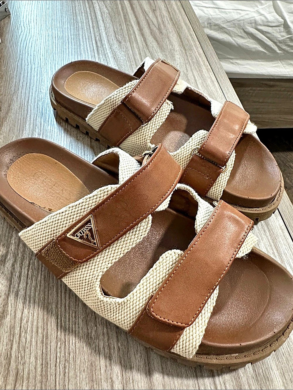 GUESS Fasten Sandal Strappy Sandals Brown & Cream